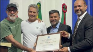 Img: Presidente Dilmo Santiago, Vice Prefeito Paulinho entregando Titulo de cidadao in memorian